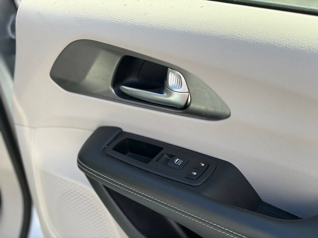 Certified 2023 Chrysler Pacifica Touring-L FWD image 18
