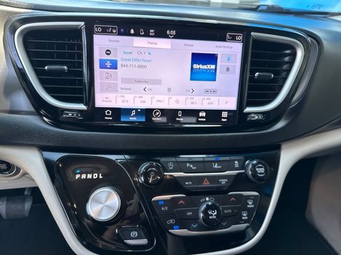 Used 2024 Chrysler Pacifica Touring-L FWD image 22