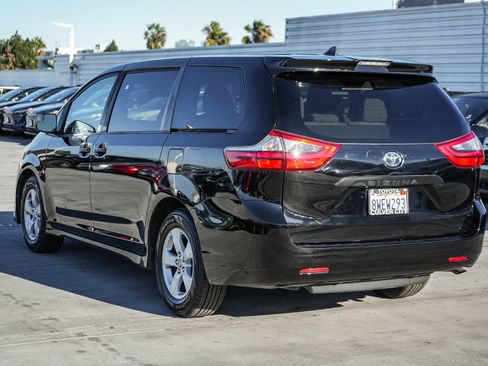 Used 2020 Toyota Sienna L image 9