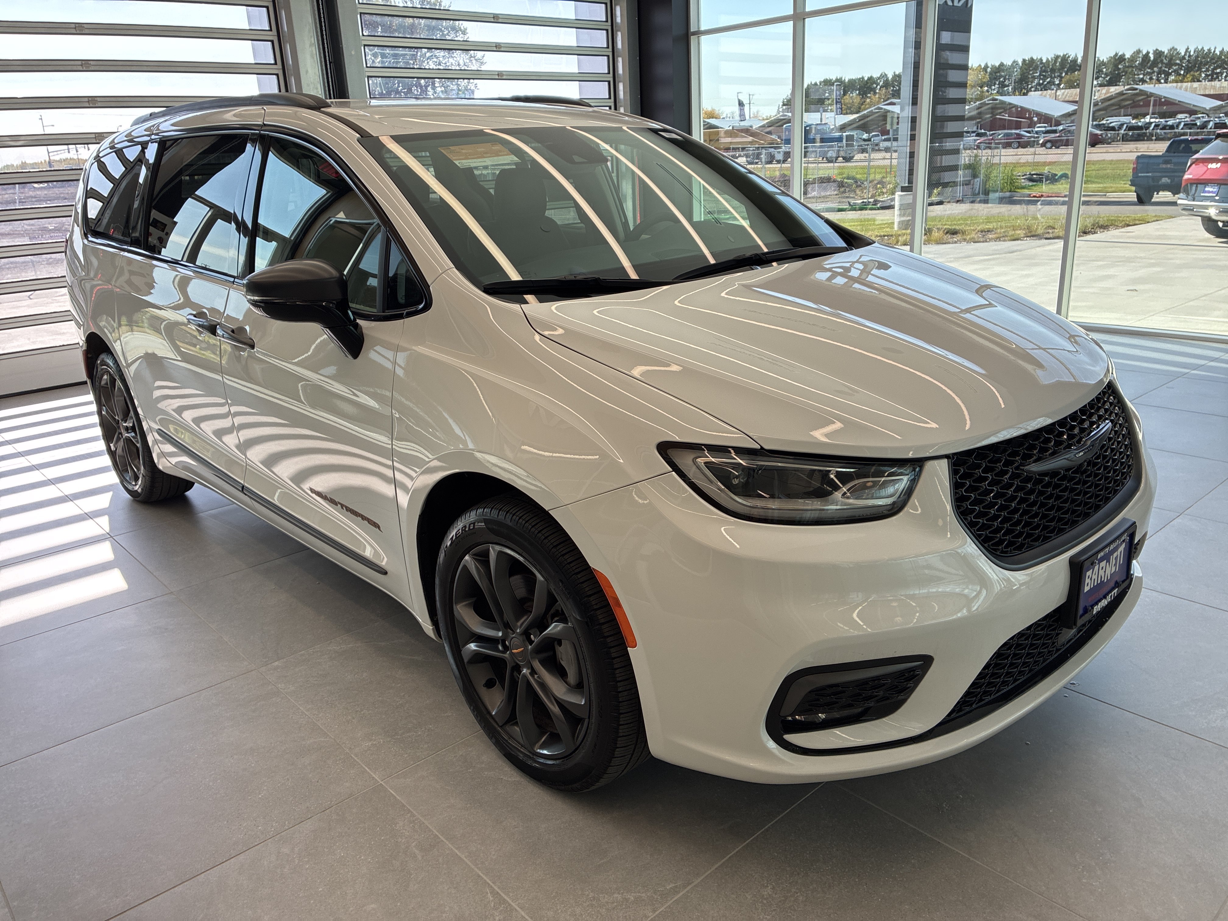 Certified 2024 Chrysler Pacifica Touring-L w/ Road Tripper Package AWD/4WD image 4