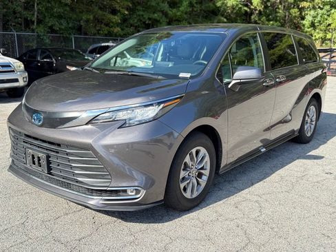 Used 2022 Toyota Sienna XLE FWD image 3