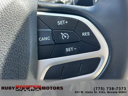 Used 2017 Jeep Cherokee Latitude w/ Safety/Convenience Group FWD image 13