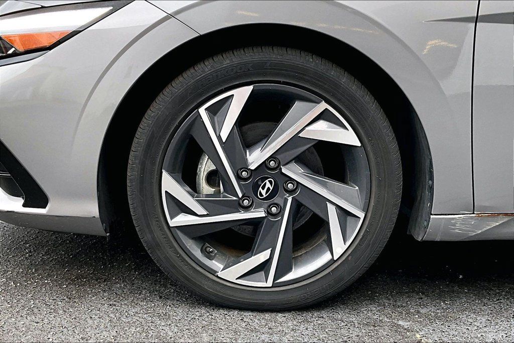 Used 2025 Hyundai Elantra Limited FWD image 33