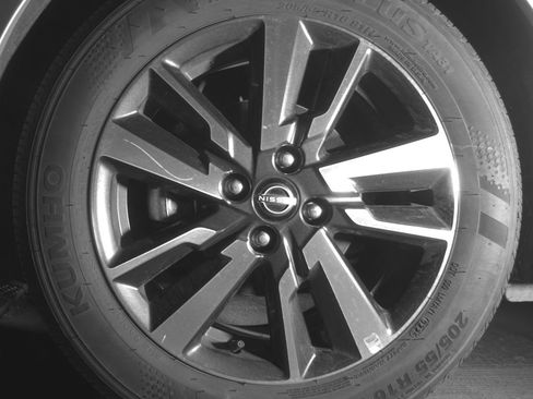 Used 2025 Nissan Versa SV FWD image 9