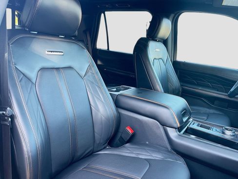 Used 2024 Ford Expedition Platinum image 31