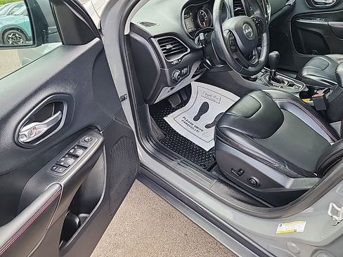 Used 2019 Jeep Cherokee Trailhawk w/ Cold Weather Group AWD/4WD image 12