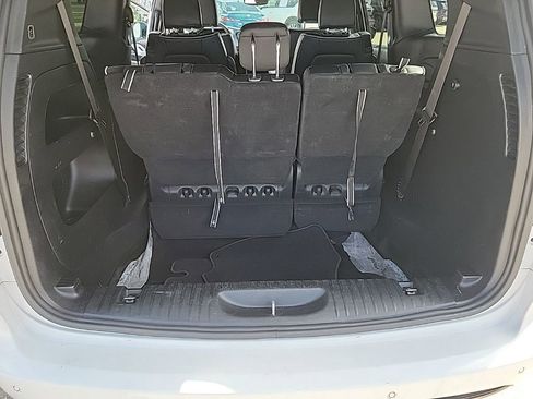 Used 2025 Chrysler Pacifica Limited image 16