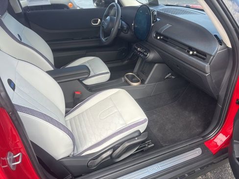 Used 2025 MINI Cooper 2-Door Hardtop image 8