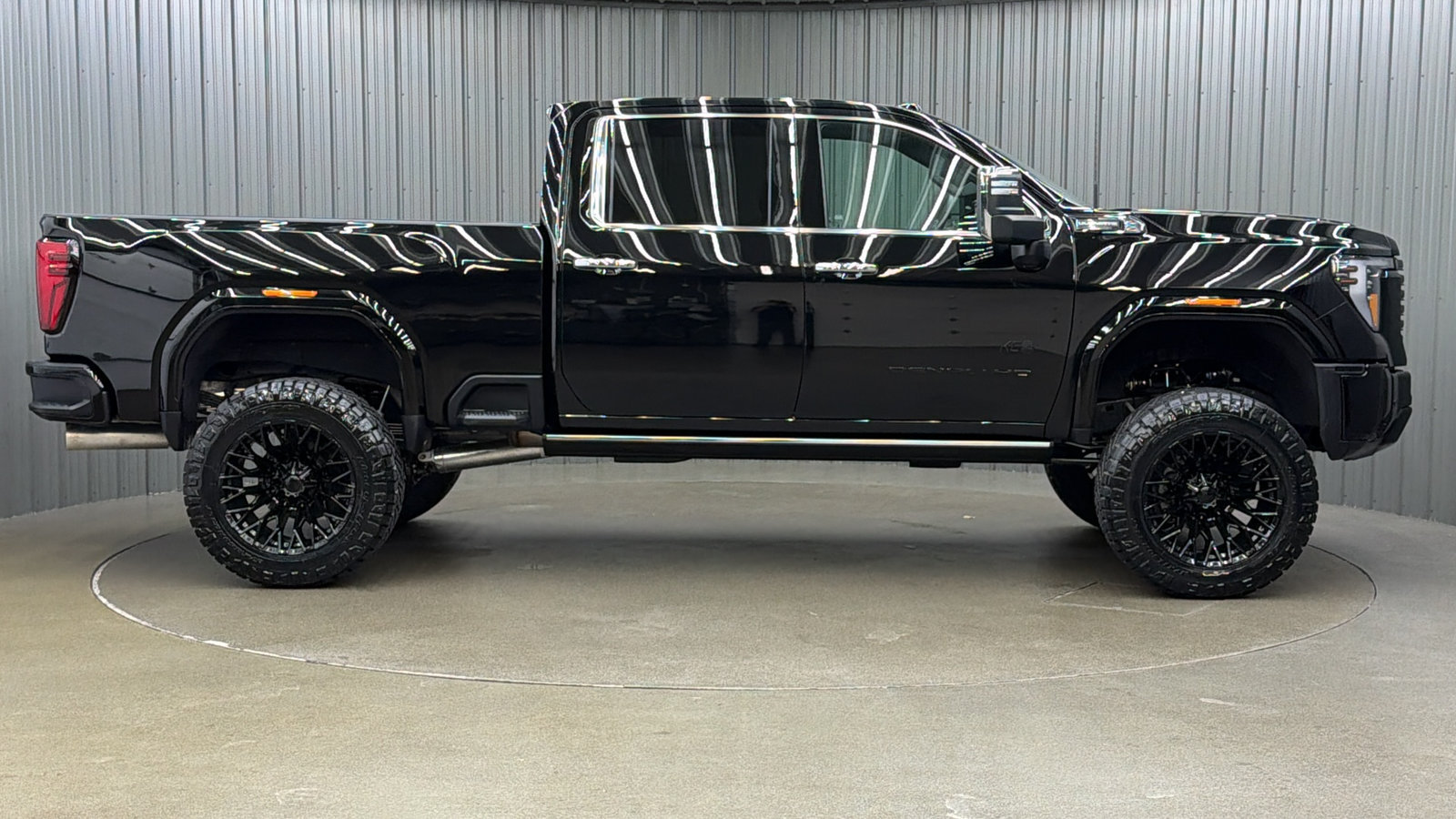 Used 2026 GMC Sierra 2500 Denali Ultimate w/ LPO, Black Badging Package AWD/4WD image 6