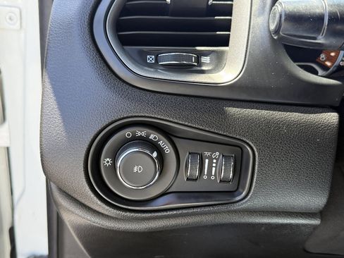 Used 2020 Jeep Renegade Altitude AWD/4WD image 19