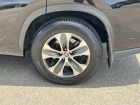 Used 2023 Toyota Highlander XLE AWD/4WD image 15