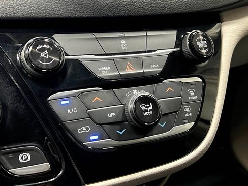Used 2017 Chrysler Pacifica Touring w/ Tire & Wheel Group FWD image 25