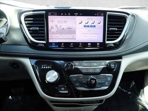 Used 2023 Chrysler Pacifica Touring-L FWD image 17
