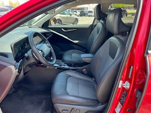 Used 2023 Kia Niro EX FWD image 3