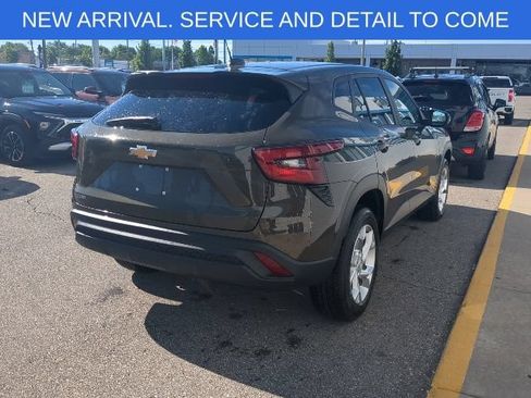 Used 2024 Chevrolet Trax LS w/ LS Convenience Package FWD image 8