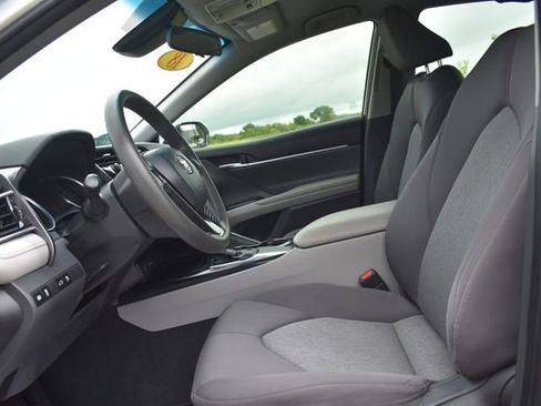 Used 2018 Toyota Camry FWD image 18