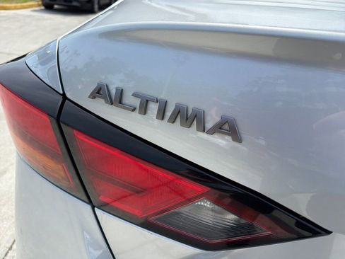 Used 2024 Nissan Altima 2.5 SV FWD image 9