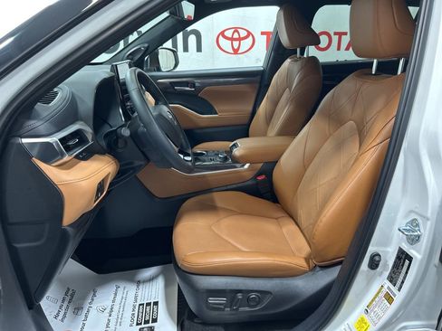 Used 2025 Toyota Highlander Platinum image 28