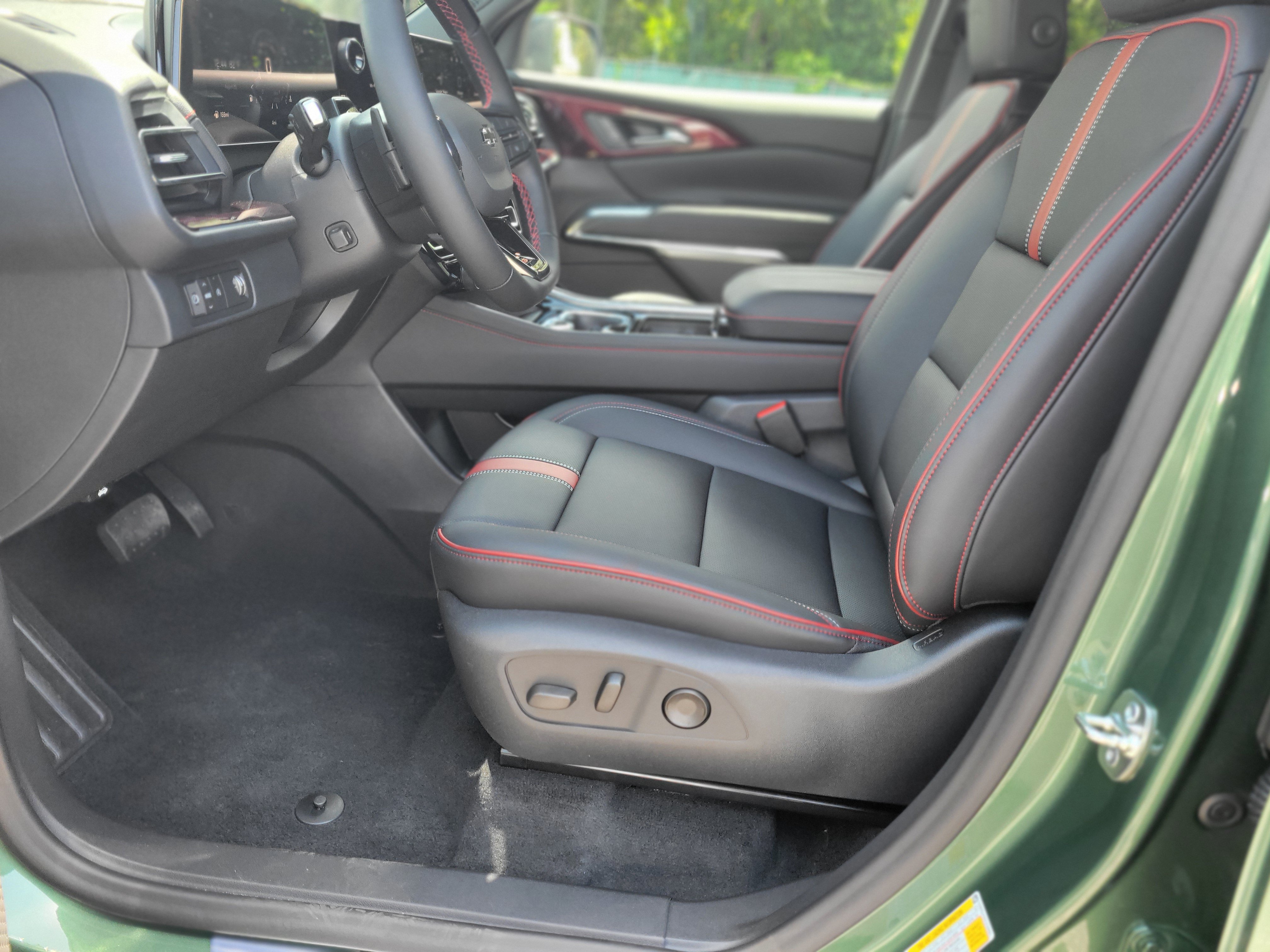 New 2027 Chevrolet Traverse RS FWD image 32