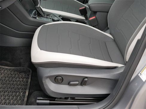 Certified 2025 Volkswagen Taos SE image 14
