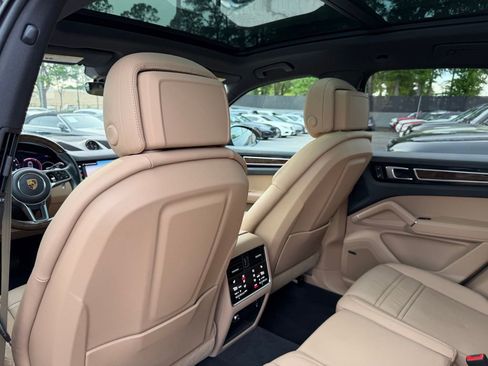 Used 2023 Porsche Cayenne Platinum Edition AWD/4WD image 23
