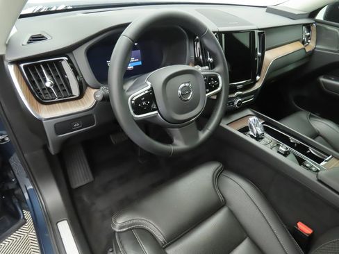 Used 2023 Volvo XC60 B5 Ultimate w/ Climate Package image 9