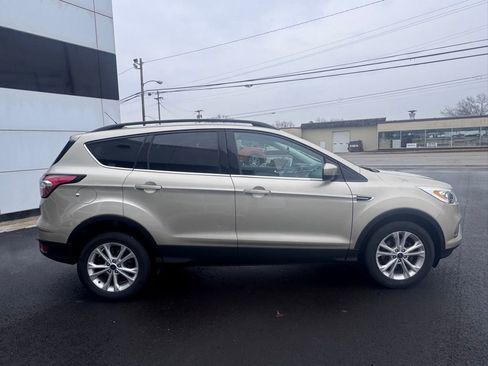 Used 2017 Ford Escape SE w/ Equipment Group 201A image 6