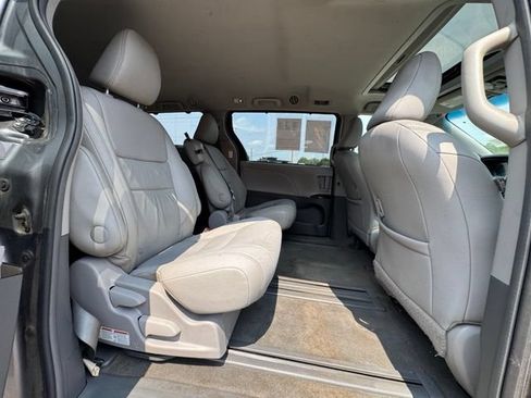 Used 2017 Toyota Sienna XLE w/ XLE Navigation Package FWD image 14