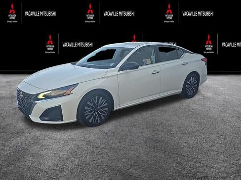 Used 2025 Nissan Altima 2.5 SV FWD image 14