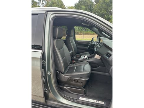 Used 2023 Chevrolet Suburban Premier image 23