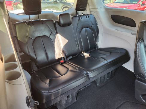 Used 2023 Chrysler Pacifica Touring-L image 15