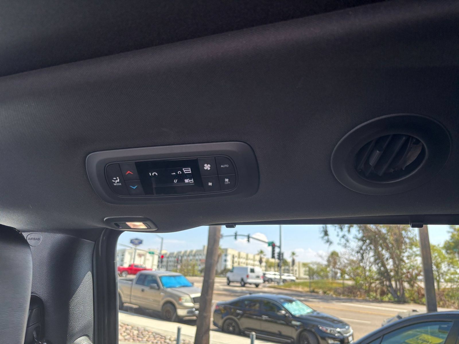 Used 2025 Chrysler Pacifica Limited FWD image 25