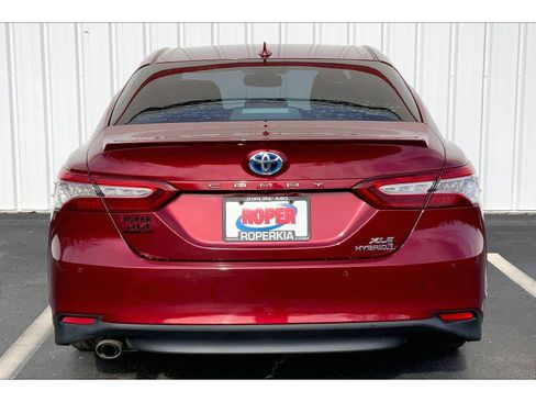 Used 2018 Toyota Camry XLE image 4