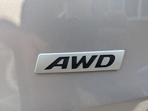 Used 2017 Hyundai Santa Fe SE AWD/4WD image 16