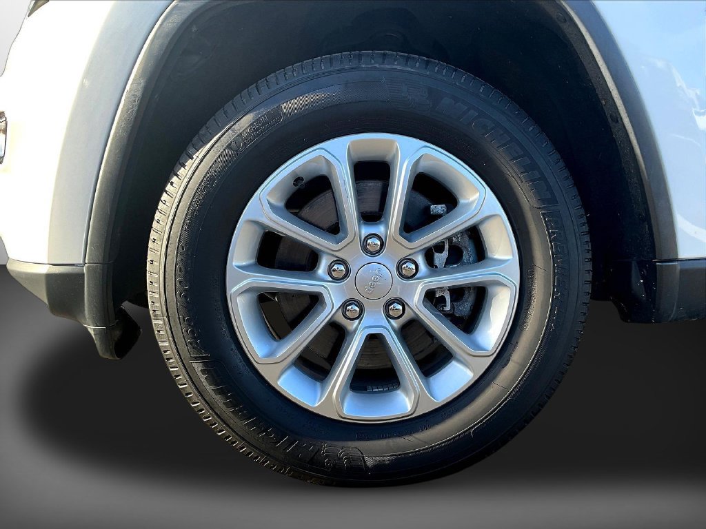 Used 2021 Jeep Grand Cherokee Laredo AWD/4WD image 35