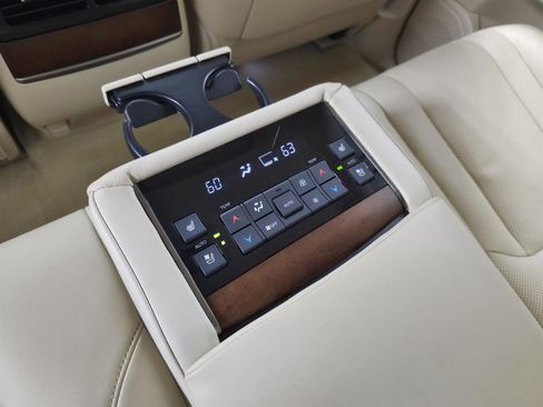 Used 2021 Lexus LX 570 4WD w/ Luxury Package image 33