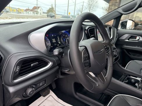 New 2026 Chrysler Pacifica Limited image 48