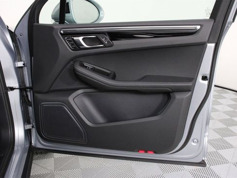 Used 2025 Porsche Macan image 23