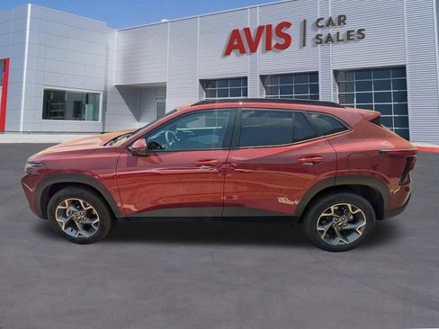 Used 2025 Chevrolet Trax LT w/ LT Convenience Package FWD image 10