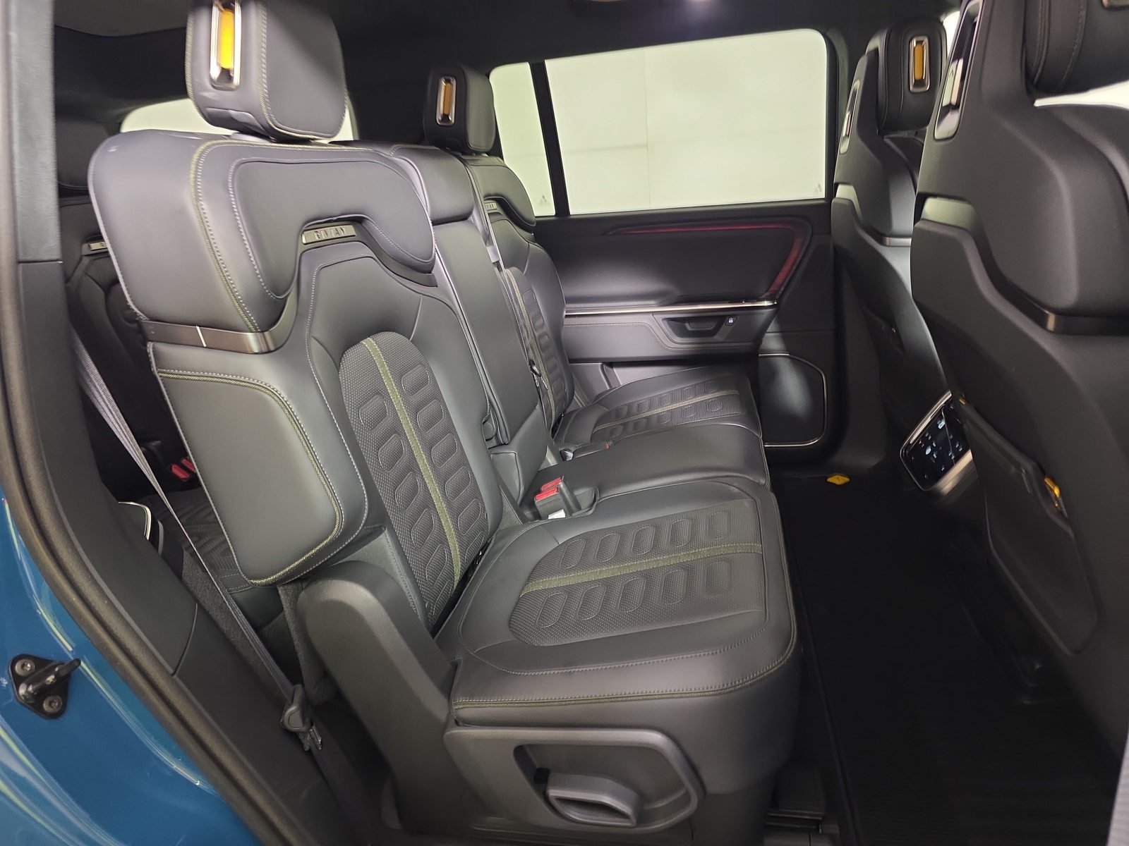 Used 2025 Rivian R1S Adventure Dual AWD/4WD image 23