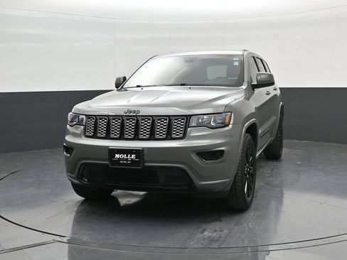 Used 2020 Jeep Grand Cherokee Altitude AWD/4WD image 3
