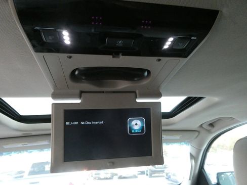 Used 2018 Chevrolet Suburban LT image 33