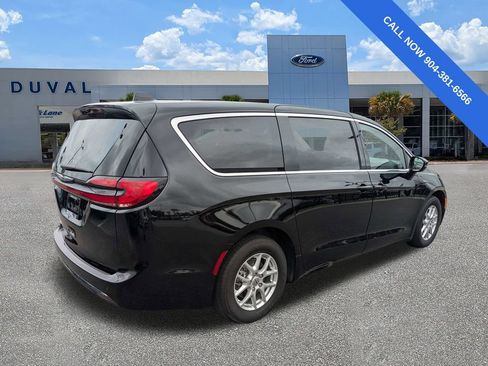 Used 2024 Chrysler Pacifica Touring-L FWD image 4