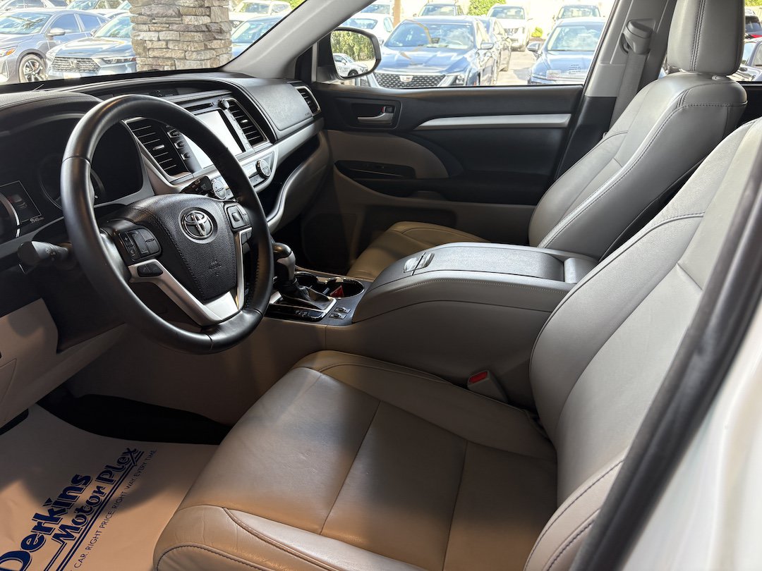 Used 2017 Toyota Highlander XLE AWD/4WD image 2