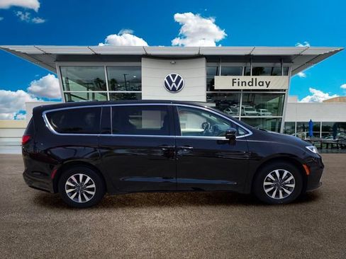 Used 2024 Chrysler Pacifica Limited FWD image 7