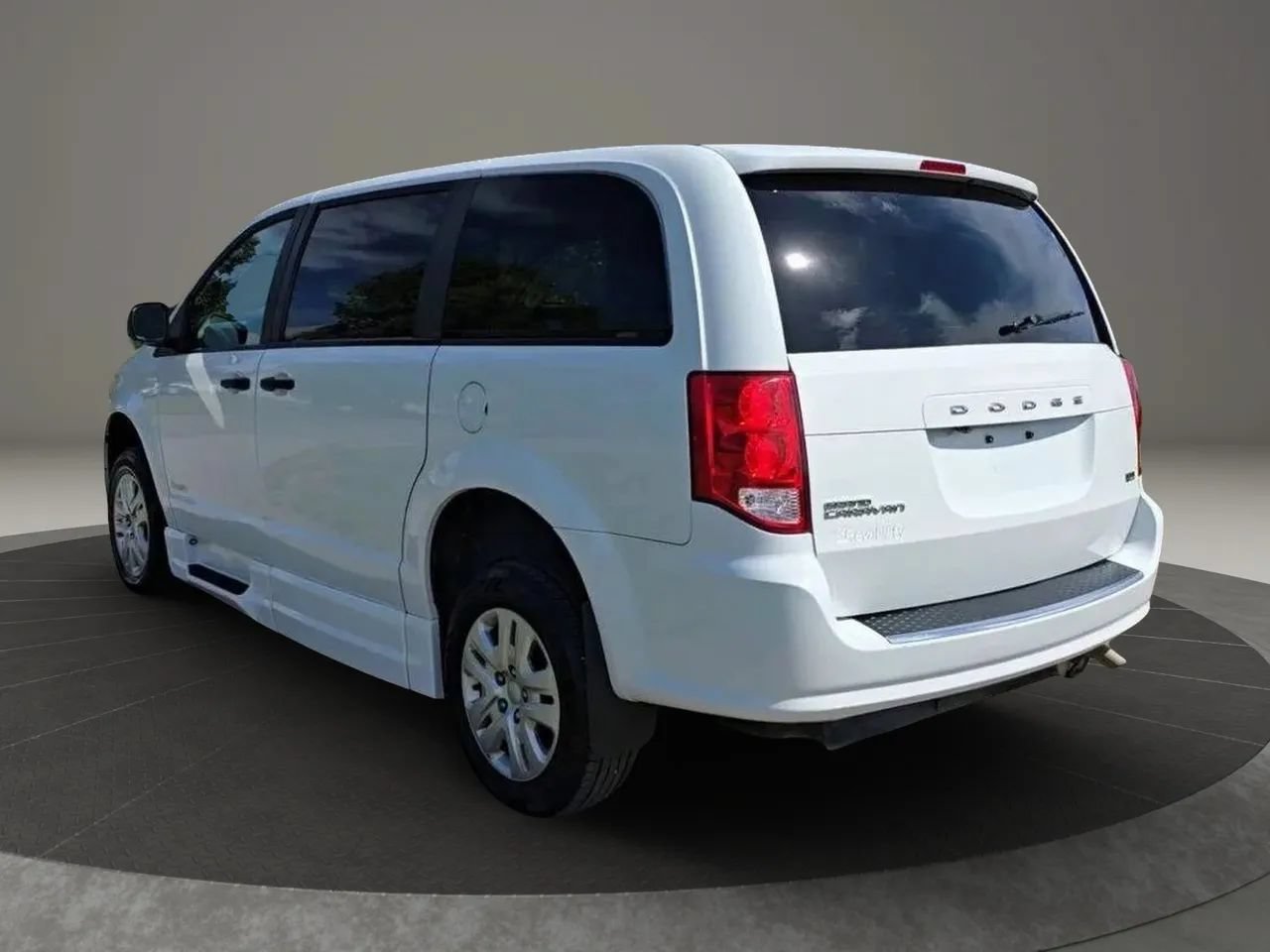 Used 2019 Dodge Grand Caravan SE FWD image 4