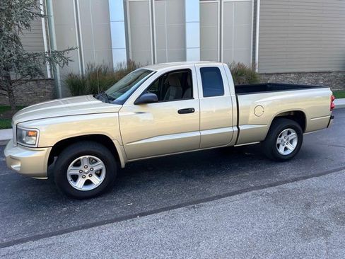 Used 2011 Dodge Dakota Big Horn image 2