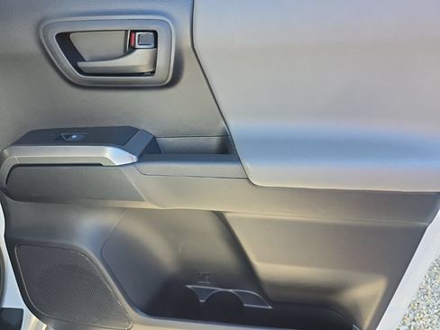 Certified 2020 Toyota Tacoma SR5 AWD/4WD image 17