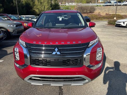 Used 2022 Mitsubishi Outlander SE image 2