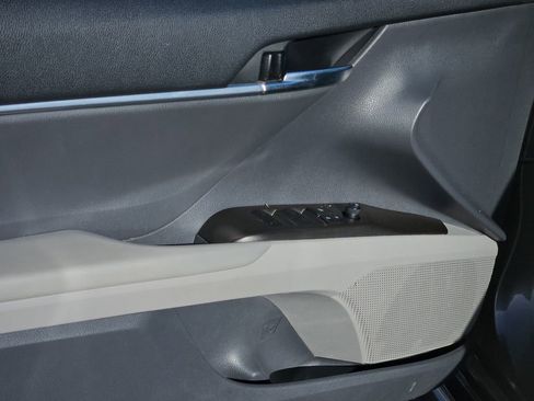 Used 2023 Toyota Camry SE image 18